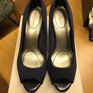 Bandolino Heels- NAVY- Size 7M- Never Worn